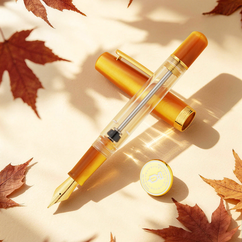 琥珀色のパーツと透明軸を組み合わせたNahvalur Fountain Pen Day 2026の万年筆